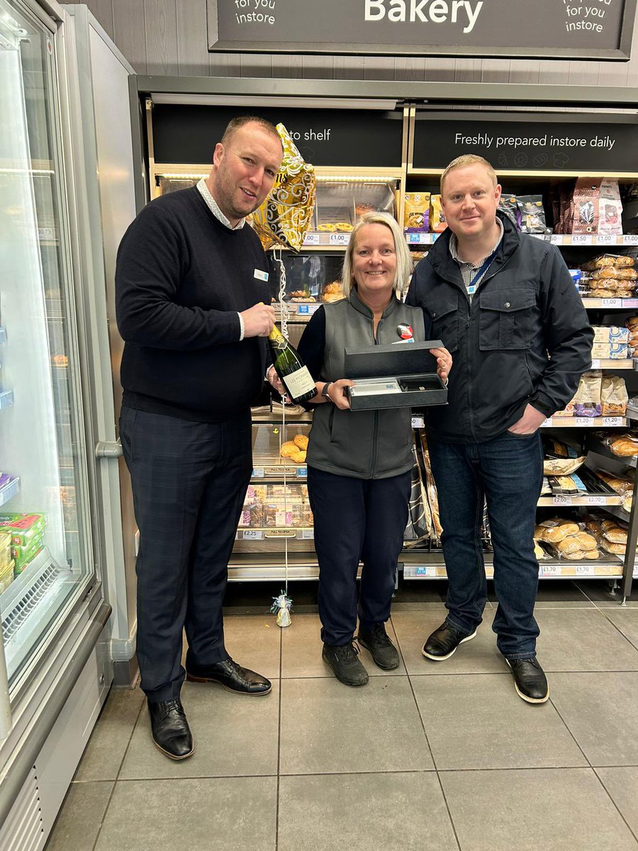 Finishing my first week as ROM fantastic to meet <a href="/angi_hedley/">Angi Hedley</a> today and celebrate her 30 years service.  Great leader, fantastic team 👏👏🍾💙