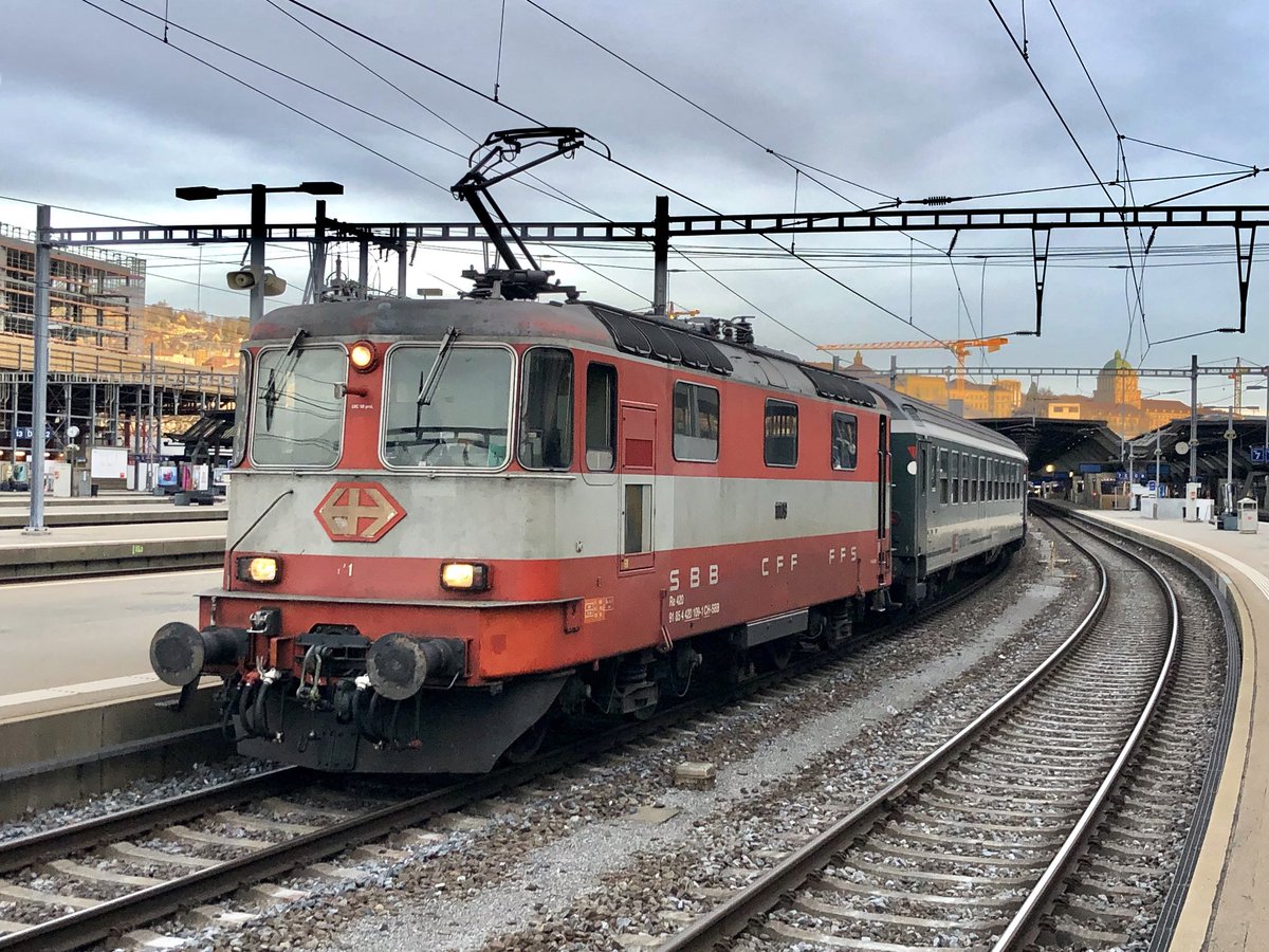 AndreasWiede's tweet photo. #SBB🇨🇭Re4/4II 11109 electric, still displaying its 1970s #SwissExpress livery dubbed #cremeschnitte (🍰) by Swiss railfans, is seen here at #Zurich HB, in early March 2019.
#PastTrainTrips https://t.co/yyr1IUZzR0