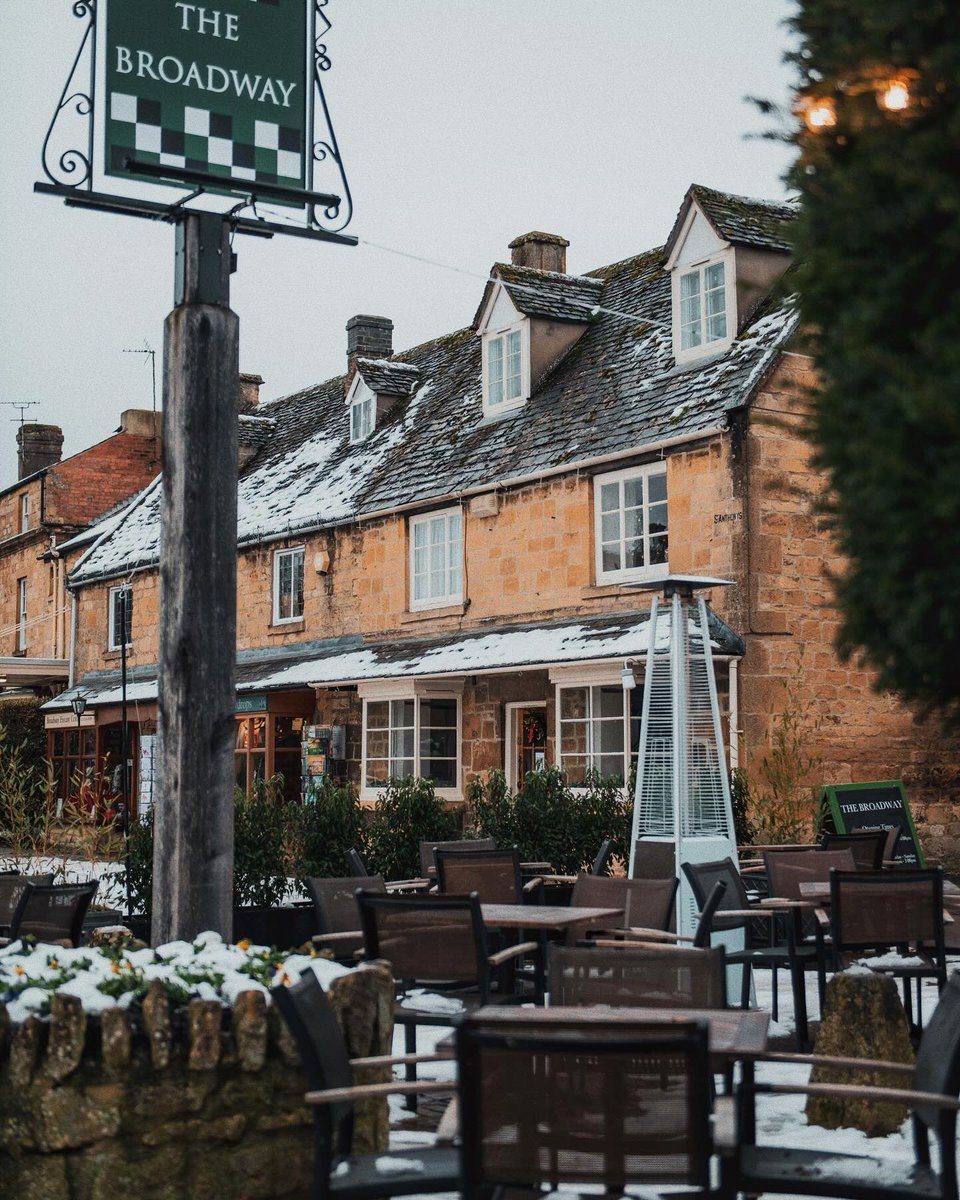 If the weather forecast is to be believed, there might be some snow on the way next week...

📸 @abigailrosewest 

#broadwaycotswolds #discoverCotswolds