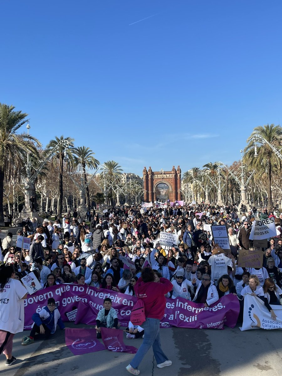 LlevadoresCat's tweet photo. Moltes gràcies per acompanyar-nos avui, cada dia som més, això no té aturador 💪🏽

Companyes, continuem fortes, la lluita està al carrer i també a cada consulta, a cada sala de parts, a cada unitat, cada dia, no ens ho estan posant fàcil, però aquesta lluita la guanyarem juntes ✊🏽 https://t.co/cPYj1qkNNy