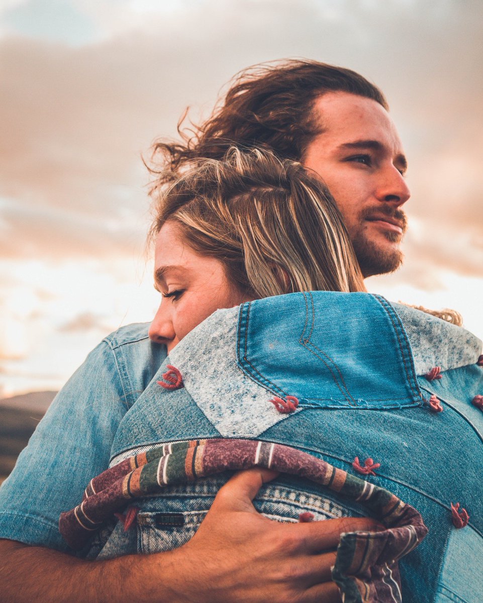 loveontrip's tweet photo. "Aimer quelqu'un, c'est lui donner de l'importance à ses propres yeux, l'aider à croire en lui-même."

- Victor Hugo
#citation #amour #aimer https://t.co/RDIUYuSJOx