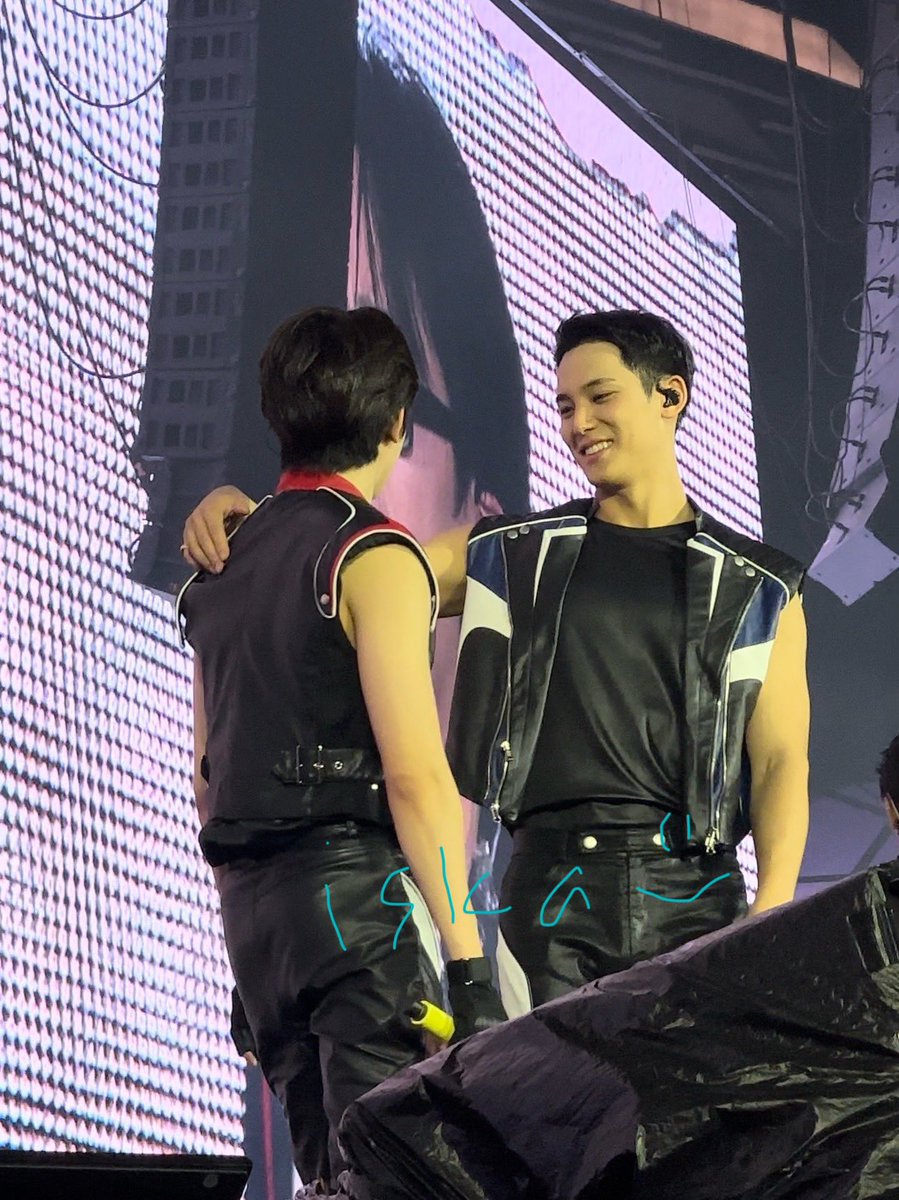 peakykoko's tweet photo. the way mingyu looks at wonwoo 🥺🖤 

credit: @mingoolovee https://t.co/8mFAcQkPl8