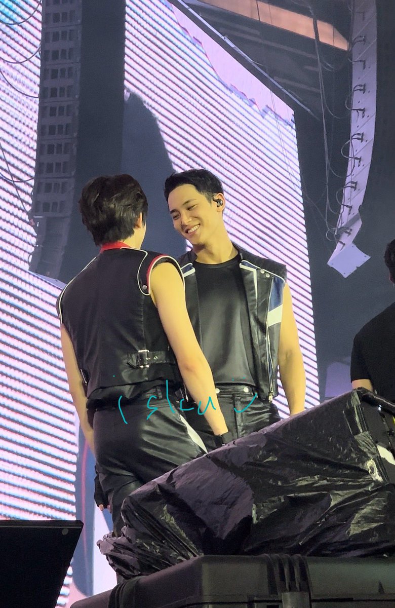 peakykoko's tweet photo. the way mingyu looks at wonwoo 🥺🖤 

credit: @mingoolovee https://t.co/8mFAcQkPl8