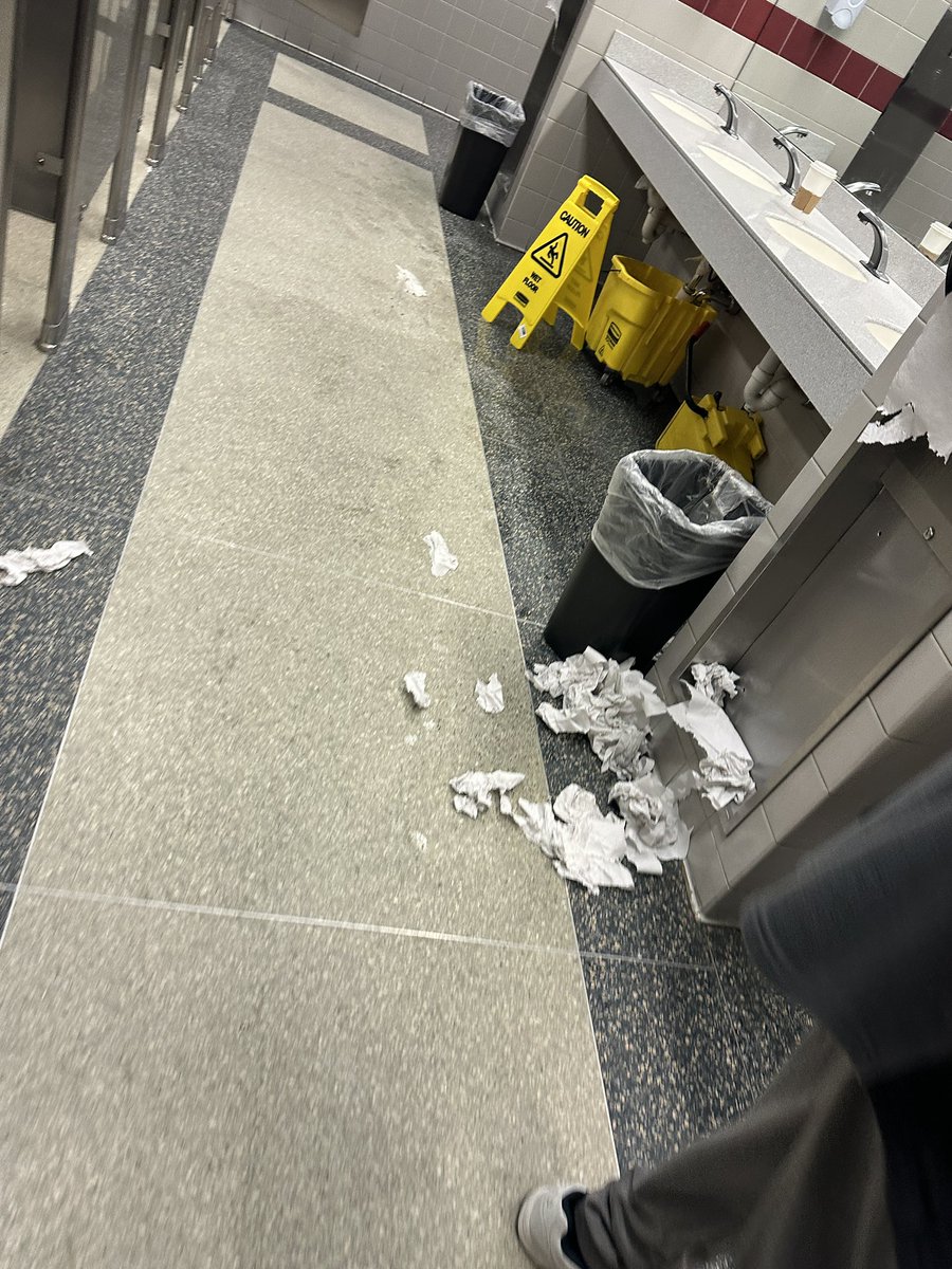 Michaelshaggger's tweet photo. Charlotte Airport…. What’s going on?  ( D Terminal). @CLTAirport https://t.co/i0O0Q8q8jR
