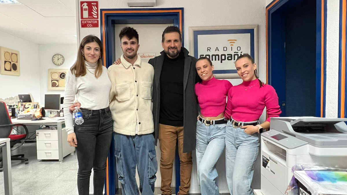 Hoy en Viva la Radio hemos llegado a nuestro programa número 100 en antena, y lo hemos celebrado a lo grande en <a href="/Radio_Molina/">RADIO COMPAÑIA</a> con una entrevista donde hemos reunido a cantantes como Adrián Muñoz, Ana Miralles, <a href="/simetrica_music/">SIMETRICA</a> y el compositor y productor musical <a href="/PComposer/">Pedro Contreras</a>
