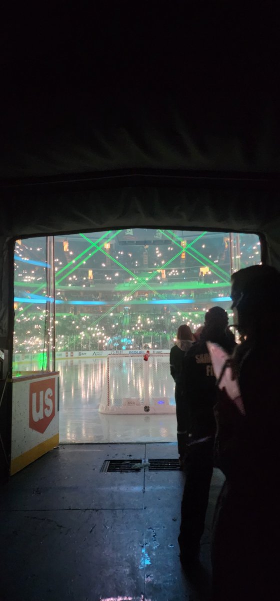 MoronicaSlp's tweet photo. Last night I had a blast singing the anthem at the @XcelEnergyCtr for the @mnwild game as an emergency substitute for @WildNattySinger. Sending a shout-out to the crew for the leap of faith, and a massive shout-out to the fans, who made me feel so very welcome!!! https://t.co/MIGQkgYkrm