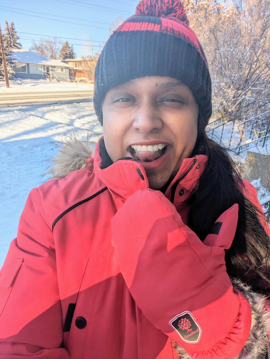 BombayDiva's tweet photo. @nbuis I mean...Look how easy it would be to spot my corpse in a snowbank!!! 

Also I did not know it isn't normal to tell your neighbour to look out their window while you use a boost kit on your car (it's so that they can call 911 if I electrocute myself) #CompletelyLogicalThoughts https://t.co/HFqY0CnVoK
