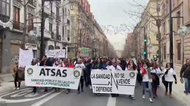 IndeGranada's tweet photo. Trabajadores del SAS se manifiestan en Granada en defensa de la sanidad pública y piden la dimisión de la consejera

En una movilización convocada por la Agrupación de Trabajadores del SAS #ATSAS @ATSAS23
⬇️⬇️⬇️
https://t.co/AScnulsALI https://t.co/vuzkwq1L4a