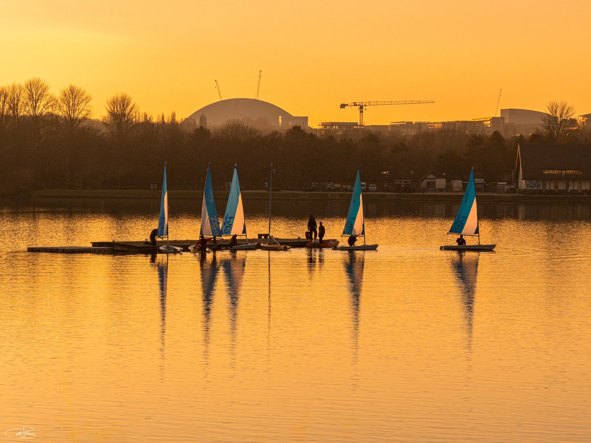 We went for a sunset walk around @willenlake in #MiltonKeynes this evening and these handy boats made for some excellent foreground. I love the combination of the lake and the skyline all in one scene. @TheParksTrust @scenesfromMK @DestinationMK @mkfuturenow @XscapeMK #LoveMK