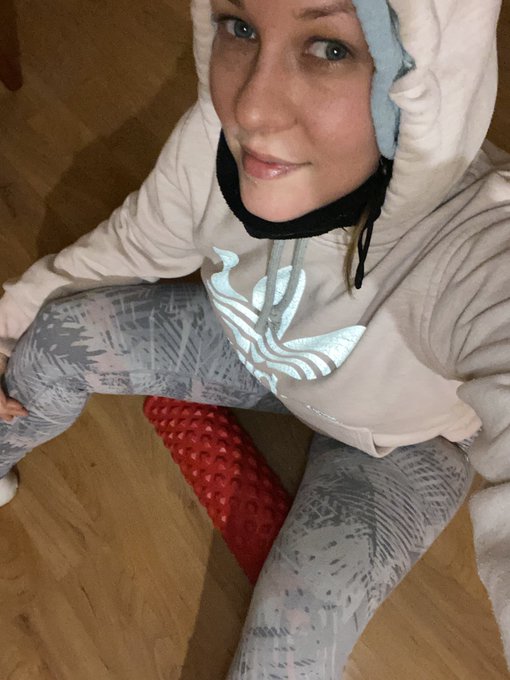 Went for a winter run ❄️ 🏃‍♀️ cause he makes it impossible for me to train at home. This is why 😂🥰🐶 https://t