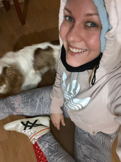 Went for a winter run ❄️ 🏃‍♀️ cause he makes it impossible for me to train at home. This is why 😂🥰🐶 https://t