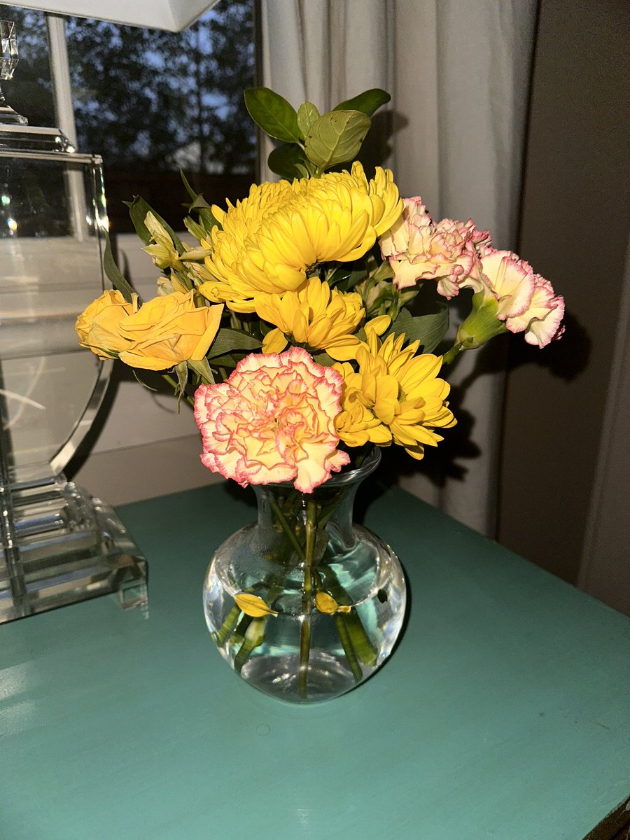 danapaigebaker's tweet photo. You know youβve got great friends when they stock your room for #FreshFlowerFriday for your holiday weekend getaway π©΅π₯°π #TheTiffanyBlueRoom https://t.co/5Nm6ewFcgR