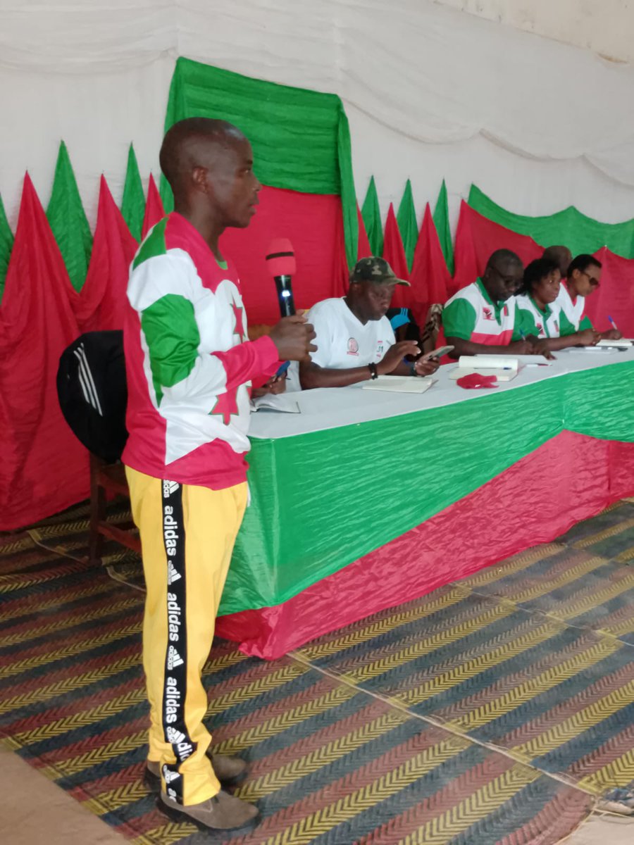 CnddFddButanyer's tweet photo. 13/01/2024 Inyuma yo kugendera amakomine ya Ruhororo,Tangara na Gashikanwa, umunyamabanga nshingwabisata muri #Butanyerera yabandanirije mu #Gitobe,#Bwambarangwe,#Busoni na #Bugabira.Hose ubutumwa ni:iterambere,umutekano,imibano na politike birama.
@CnddFdd
@R_Ndikuriyo https://t.co/FRW8C4VTvf