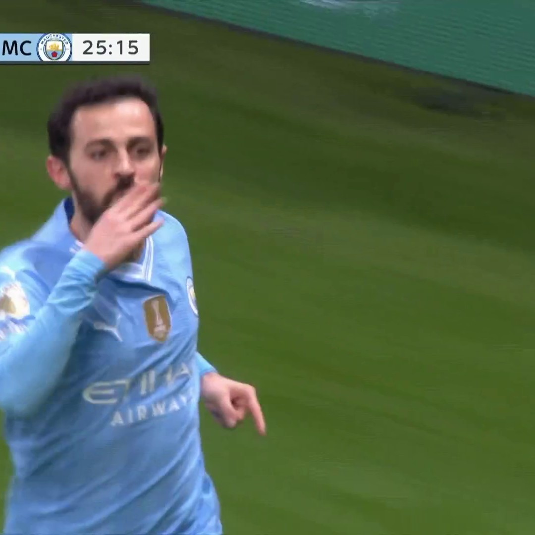 A beautiful flick from Bernardo Silva puts Manchester City 1-0 up!📺 @NBC & @peacock