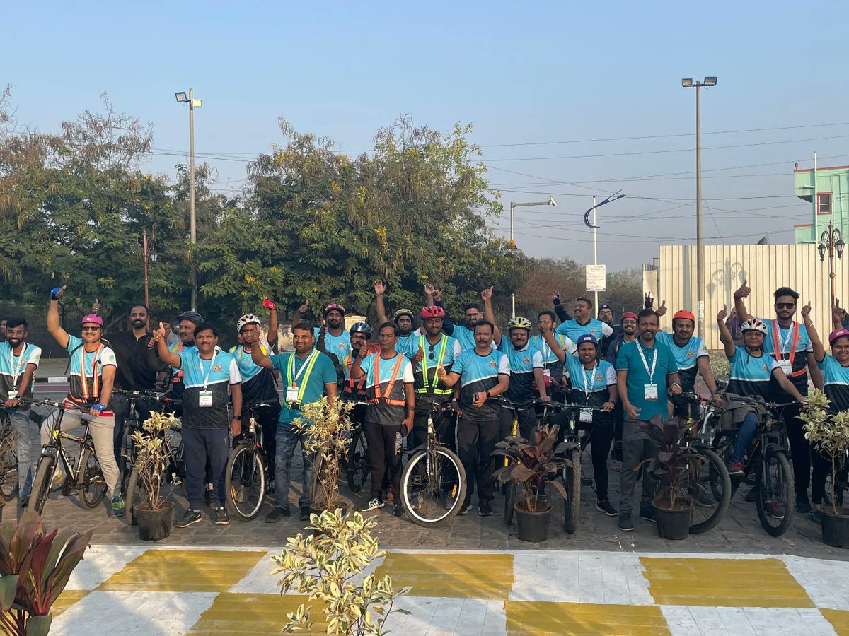 pcmcindiagovin's tweet photo. Day 2 of the 3rd National Workshop begins with a refreshing morning cycle ride in Pimpri Chinchwad
#SmartCitiesMission
#HealthyStreets
#StreetsandPublicSpaces
#SmartStreets
#Streets4People
#Cycles4Change
#PlaceMakingMarathon https://t.co/sukke4Keo2