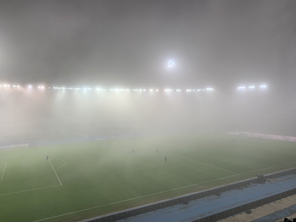 Cux75's tweet photo. Situazione nebbia al Bentegodi #veronaempoli https://t.co/v2Kk4ZSEr7