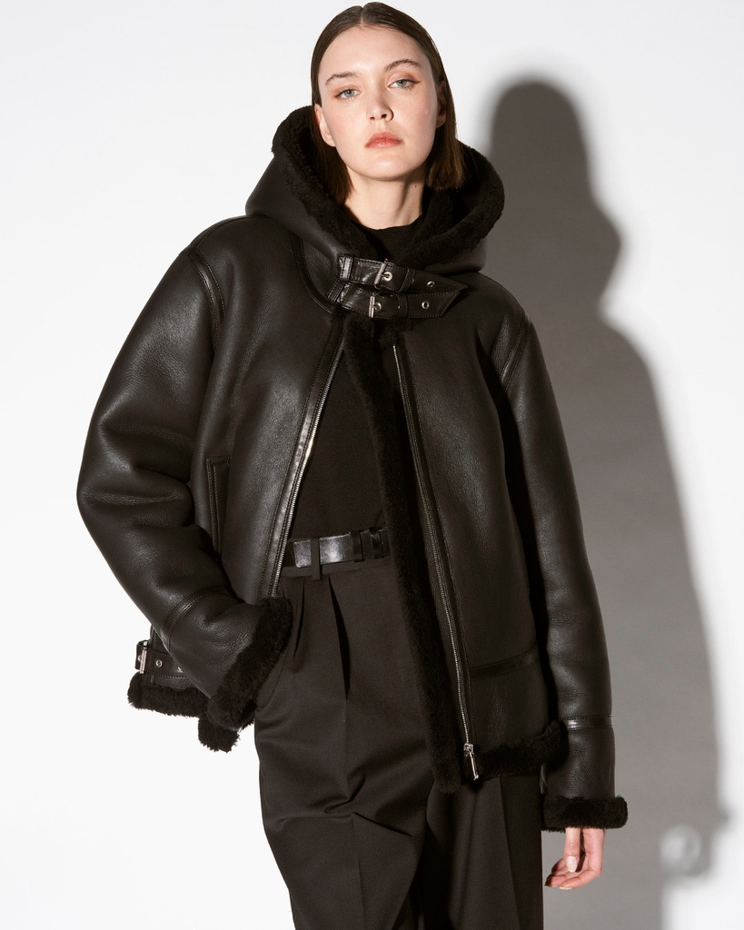 barbara_bui's tweet photo. Shearling coats : to be worn and worn again, season after season.

Photo @lachambrethomas 
Model @laiaveigar
Hair &amp; Makeup @flavioche

#shearlingcoat #wintercoat #barbarabui #winter24 #winterdressing #parisianbrand #frenchdesigner https://t.co/RN0boGzfSo