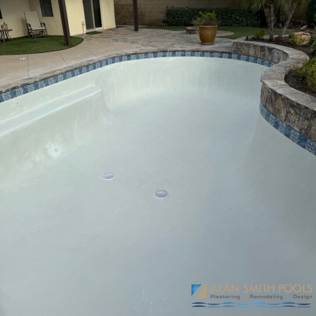 PoolRemodeling's tweet image. Fresh white plaster with Microglass applied to a pool Tustin!

#alansmithpools #microglass #whiteplaster #beforefilling #Tustin