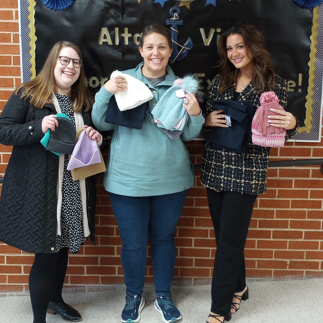 WacoISD's tweet photo. BABY, ITS COLD OUTSIDE! A huge THANK YOU to Community Bank and Trust for donating hats, gloves, and scarves for Alta Vista Elementary bus riders! Thank you for helping us keep our students healthy and ready for school each day! #LeadForResults https://t.co/sI6HwOqPt3
