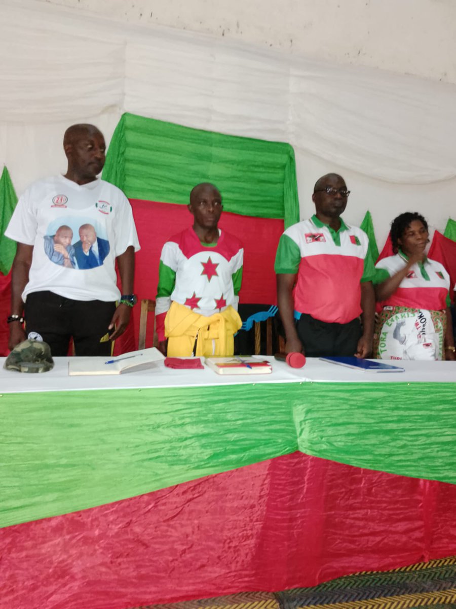 CnddFddButanyer's tweet photo. 13/01/2024 Inyuma yo kugendera amakomine ya Ruhororo,Tangara na Gashikanwa, umunyamabanga nshingwabisata muri #Butanyerera yabandanirije mu #Gitobe,#Bwambarangwe,#Busoni na #Bugabira.Hose ubutumwa ni:iterambere,umutekano,imibano na politike birama.
@CnddFdd
@R_Ndikuriyo https://t.co/FRW8C4VTvf