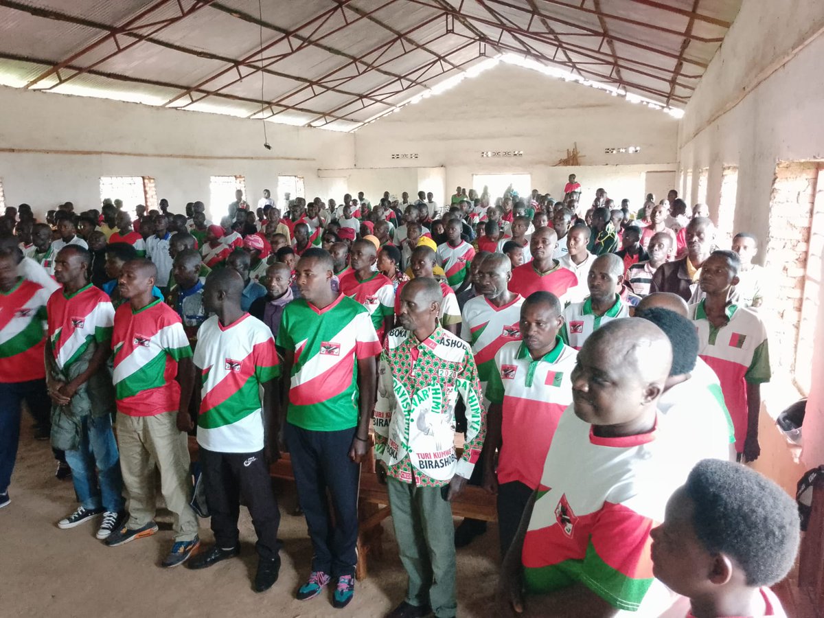 CnddFddButanyer's tweet photo. 13/01/2024 Inyuma yo kugendera amakomine ya Ruhororo,Tangara na Gashikanwa, umunyamabanga nshingwabisata muri #Butanyerera yabandanirije mu #Gitobe,#Bwambarangwe,#Busoni na #Bugabira.Hose ubutumwa ni:iterambere,umutekano,imibano na politike birama.
@CnddFdd
@R_Ndikuriyo https://t.co/FRW8C4VTvf