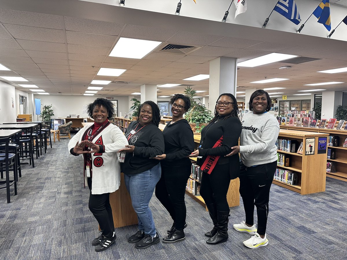 lrrazorback's tweet photo. Delta Sigma Theta Sorority, Inc Founders Day! Deltas serving at Lamar High School….. https://t.co/e4zwj0o30B