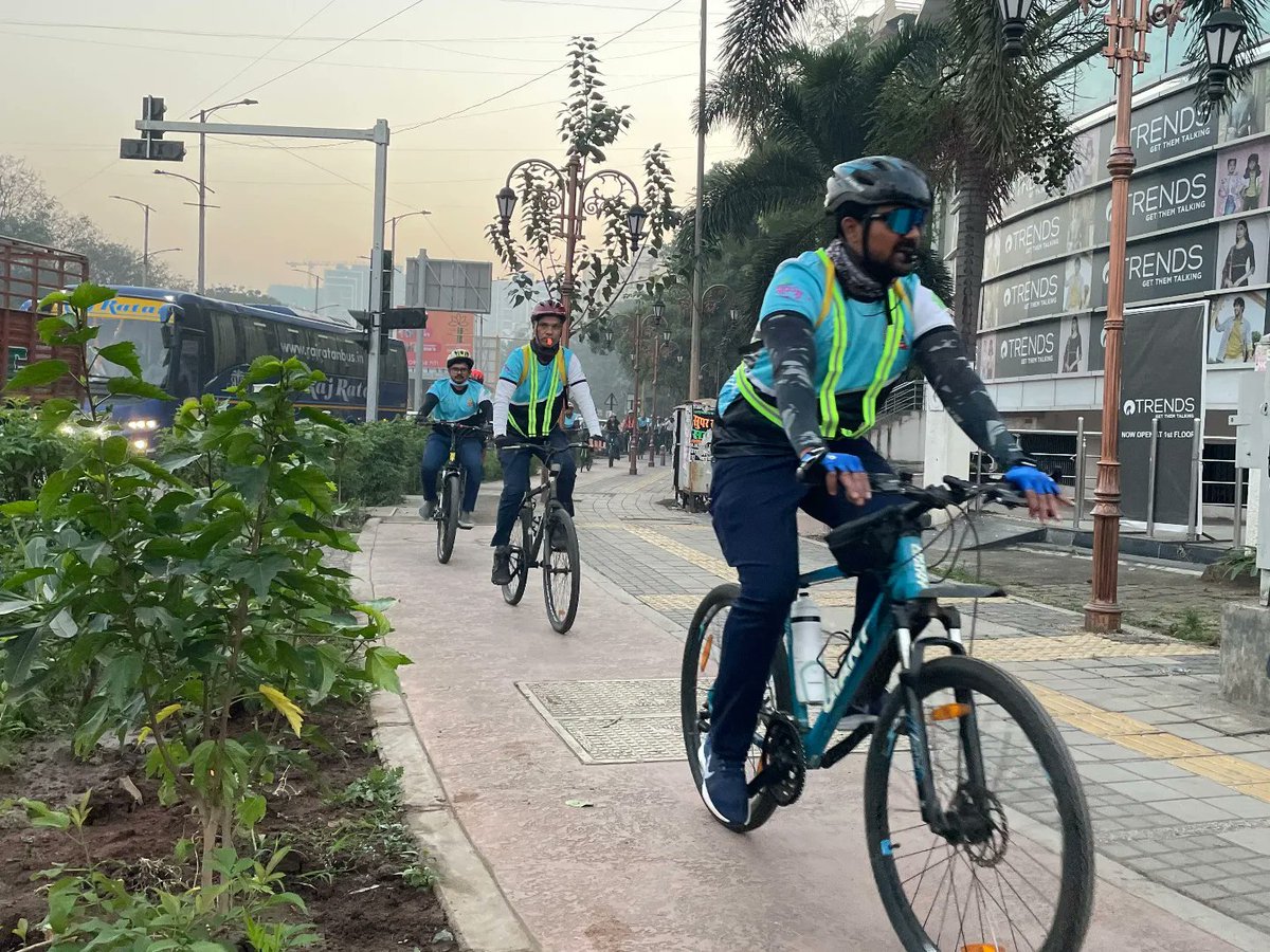pcmcindiagovin's tweet photo. रस्ते आणि सामाजिक ठिकाणे या विषयावरील तिसर्या राष्ट्रीय कार्यशाळेच्या दुसऱ्या दिवसाची सुरुवात पिंपरी चिंचवडमध्ये सकाळी सायकल राईडने झाली.
#SmartCitiesMission
#HealthyStreets
#StreetsandPublicSpaces
#SmartStreets
#Streets4People
#Cycles4Change
#PlaceMakingMarathon https://t.co/mjQQIUXM11