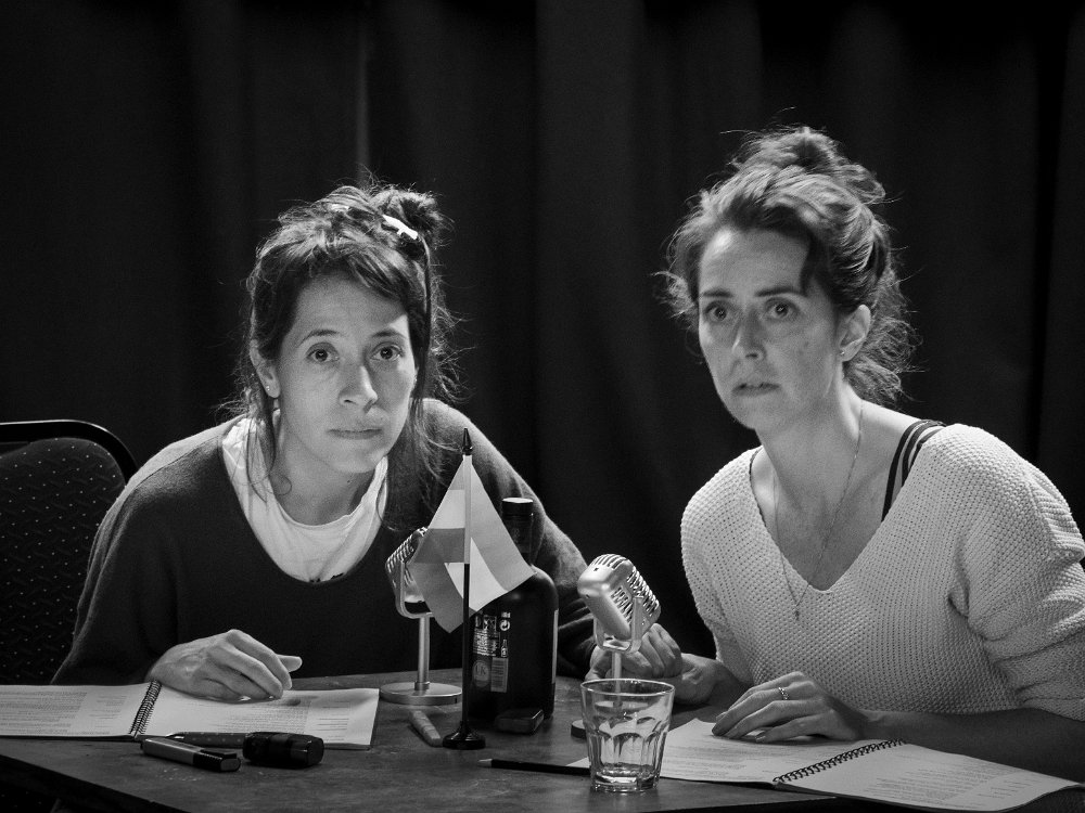 TBT #OOTW2023! 

Cast <a href="/ChloeWigmore/">Chloe Wigmore</a> @Gigi_Guizado @jimlarra and <a href="/RichardGlaves/">Richard Glaves</a>, director <a href="/Camilaymay/">Camila González Ortiz</a> and translator <a href="/SophieL_Stevens/">Sophie Stevens</a> rehearse 'The Anemone and the Boar' by <a href="/bardolatria/">Shakespeareana</a>.

📸Terry Cripps <a href="/Surbitondauber/">Terry Cripps</a> 
 
ootwfestival.com/anemone/