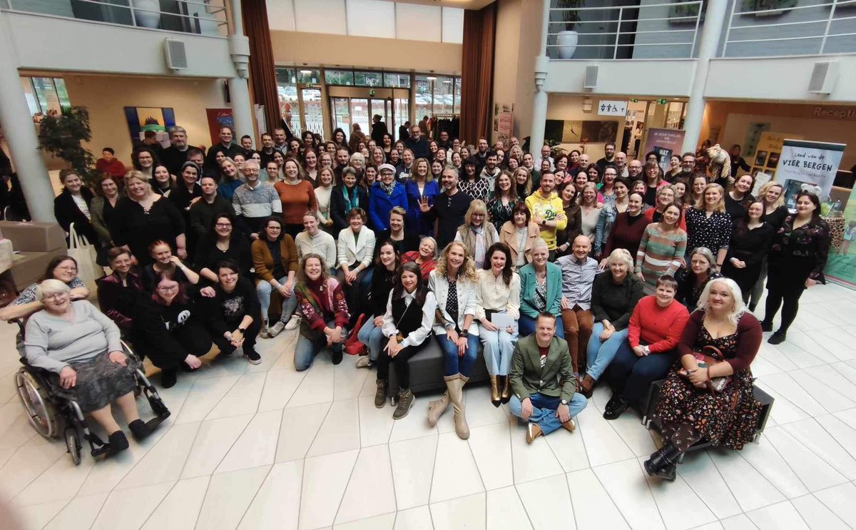 Het zit er weer op… Koukleumen bij <a href="/bibliotheeklgrf/">bibliotheeklandgraaf</a>. Wat was het vandaag een feest in bij Bibliotheek Landgraaf-Onderbanken. Zoveel leuke lieve auteurs, uitgevers, standhouders én lezers bij elkaar. Wat hebben wij genoten! 🧡 #boekperweek