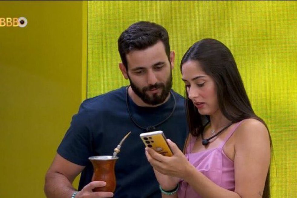 babi's tweet photo. Acho a paquera desses dois tão gostosinha #BBB24 https://t.co/j1ZAq0sRdC
