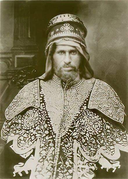 NegedeYehuda's tweet photo. ሰሎሞናዊ ትውፊት በዐራቱም የአምሓራ ግዛቶች መሠረት ያለው ስለ መኾኑ፥
ከአፄ ይኩኖ አምላክ የሚመዘዘው የንጉሥ ተክለሃይማኖት የዘር ሐረግ

ተንኮለኞችና ቀማኞች በውሸት የተለያዩን ነገሥታትና ታላላቅ አርበኞች ማንነታቸውን ለመቀየርና በእነ እርሱ ውሸት ላይ የቆመን ፖለቲካዊ ትርክት ተቀባይነት ለማስገኘት  ቢጥሩም እያከሸፍንባቸው እንገኛለን። ለምሳሌ፥ የንጉሥ ተክለሃይማኖትን እና የሕዝባቸውን ማንነት ፈጽሞ ለመቀየር የሞከሩና የሚሞክሩ ተንኮለኞች ቢኖሩም በታሪክ መዝገብ በደማቅ ተጽፈው ያሉን ሐቆች እያወጣን ���ሐፍረት ካባቸውን እያከናነብናቸው ነው። ራስ አዳል ተሰማ፣ እንዲኹም በዃላ ተክለሃይማኖት ንጉሠ ጎዣም ወከፋ ከጎዣም ሰሎሞናውያን ነገሥታት ሐረግ (the Gojjam branch  of the Solomonic dynasty-the oldest junior cadet branch) የሚወለዱ ሰሎሞናዊ ንጉሥ ነበሩ። ሰሎሞናዊ የዘር ሐረጋቸው የሚከተለው ነው፥

አፄ ይኩኖ አምላክ
           |
አፄ ውድም አራድ
           | 
 አፄ ዐምደ ጽዮን
           | 
አፄ ሠይፈ አርዕድ
           | 
     አፄ ዳዊት 
           |
አፄ ዘርዓ ያዕቆብ
           |
አፄ በዕደ ማርያም
           | 
      አፄ ናኦድ 
           |
አፄ ልብነ ድንግል 
           |
   አቤቶ ያዕቆብ
           |
አቤቶ [ግራም] ፋሲል
           |
    አፄ ሱስኒዮስ
           |
     አፄ ፋሲል
           l 
አቤቶ ቴዎ���ሲዮስ
           l
አቤቶ ኢየሱስ ሞዐ
           l
  ምልምል ኢያሱ
           l
 ወለተ እሥራኤል
           l
ራስ ኃይሉ ዮሴዴቅ
           l
 ወይዘሮ ድንቅነሽ
           l
ደጃዝማች ጎሹ ዘውዴ
           l
ደጃዝማች ተሰማ ጎሹ  
           l
ንጉሥ ተክለሃይማኖት
(ራስ አዳል ተሰማ)