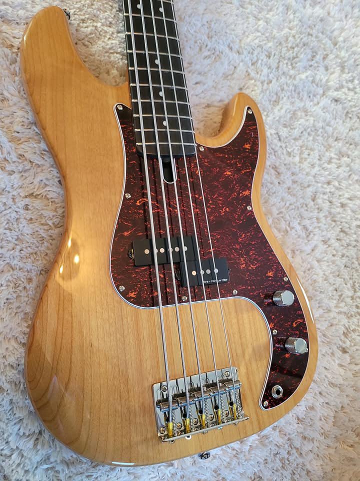 sireusaofficial's tweet photo. It’s Christmas in January for our friend who just added another member, a P5R to his #SireCollection. Swipe right to see what other Sire basses he got.
#MarcusMiller #NewSireDay #Sire2024 #SireP5R
📷Thanks to Stephen Hill (Fb) https://t.co/0jE6XbR2zs