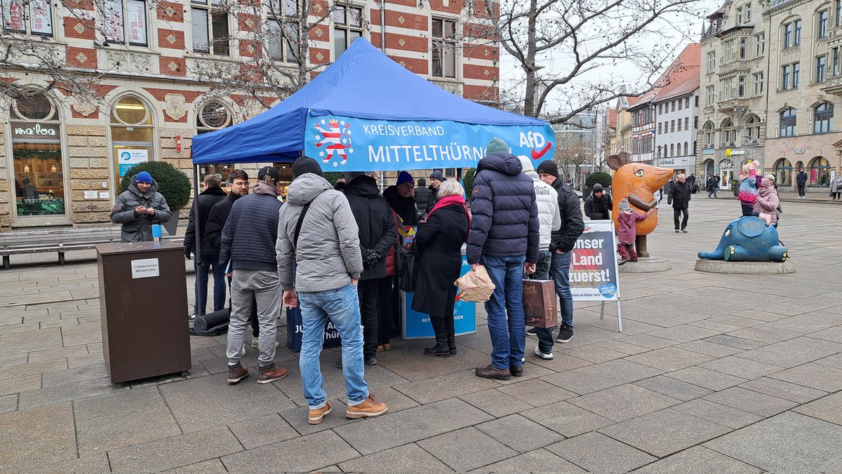 SchloesserRA's tweet photo. Tätlicher Angriff auf unseren heutigen #AfD -Stand in Erfurt. Angreifer: Antifant mit Migrationshintergrund und Drogen in der Tasche wurde der Polizei zugeführt. Vorher biss er noch unseren KV-Vorsitzenden blutig. Faschistische #ÖRR Hetze wirkt! Wir hatten aber viel Zuspruch! https://t.co/s6GDzbRIDK