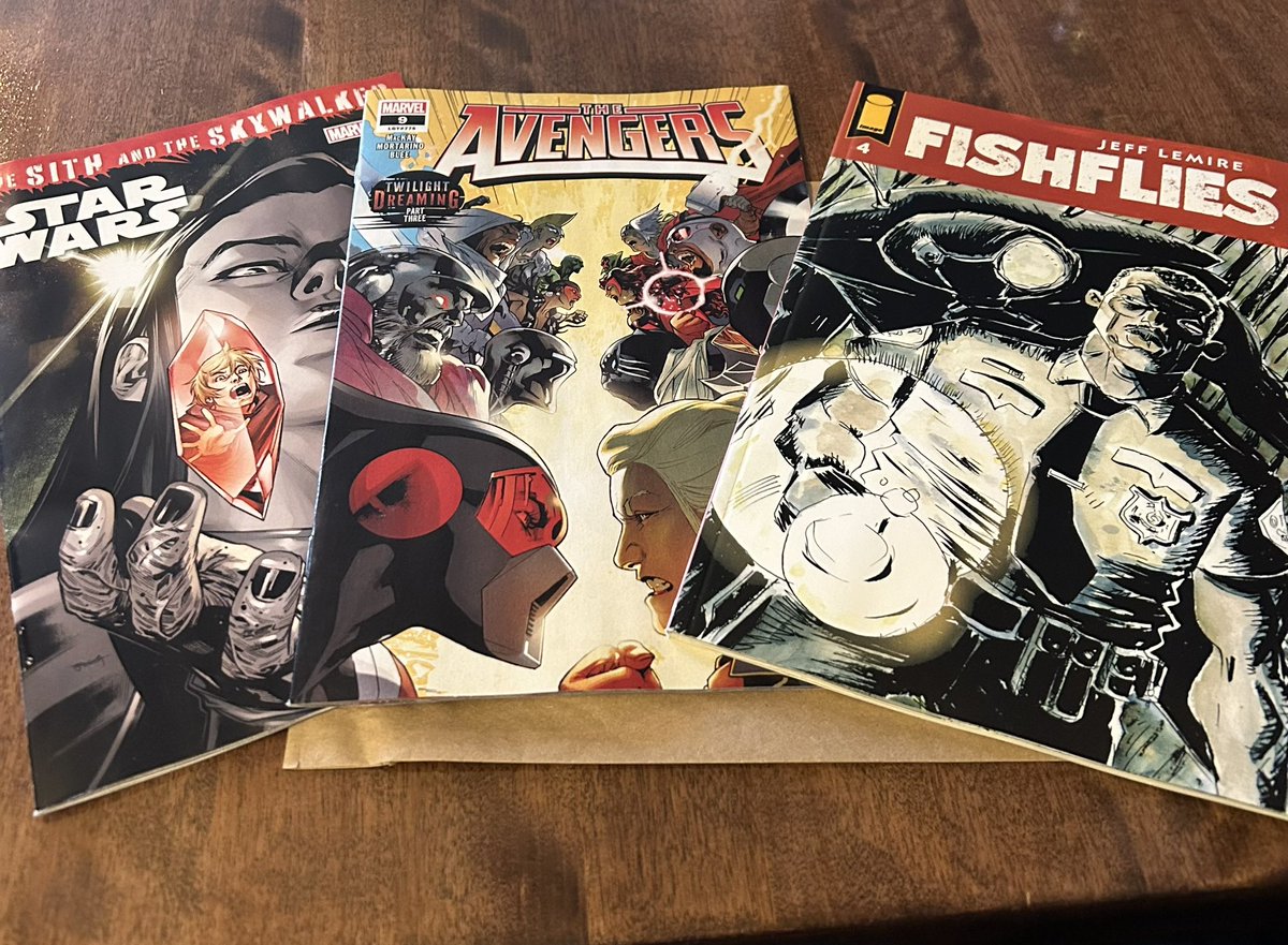 KandMComics's tweet photo. Happy belated New Comic Book Day! Get anything cool? #NCBD #comics #StarWars #Avengers #FishFlies https://t.co/lERqf9ZCyk
