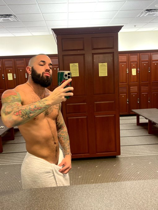 Is he bout to give em something vir-i-ral? 🎵 https://t.co/zTpV3pnCmm<a href="/tag/venice"class="tags"><span>#venice</span></a>