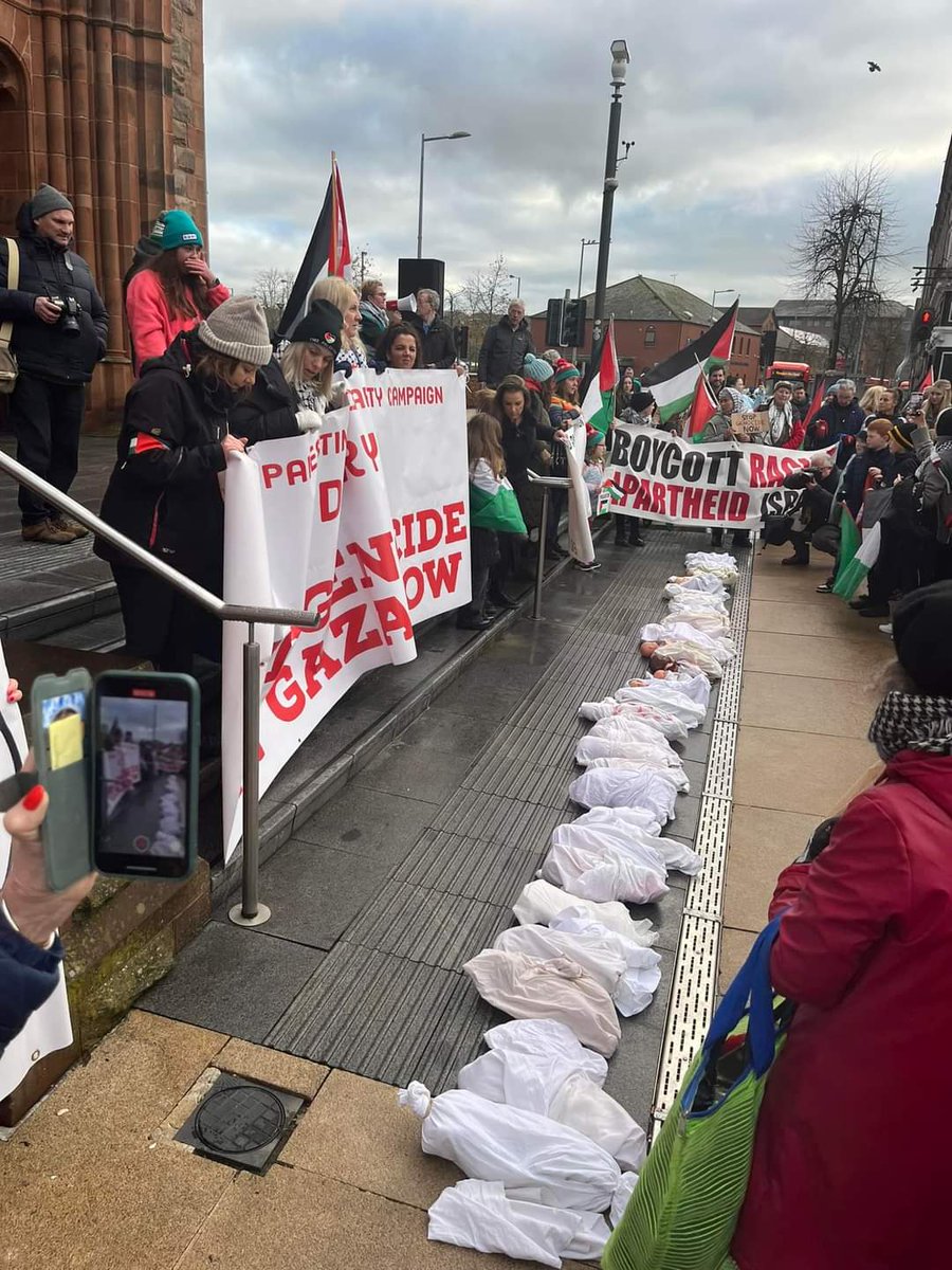 BronzyGuevara's tweet image. This is wat us Irish people are known for, standing against oppression all our lives, despite the history of  our own Struggle here in Ireland.

I'm so moved, brought me to tears,
So proud to be from Derry!
#FreePalestine #OneStruggle 🇮🇪🇵🇸