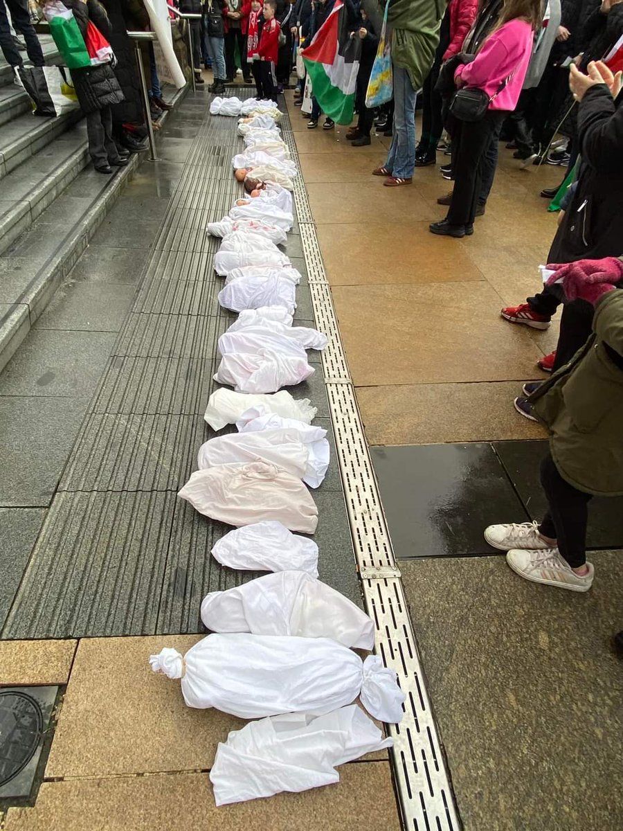 BronzyGuevara's tweet image. This is wat us Irish people are known for, standing against oppression all our lives, despite the history of  our own Struggle here in Ireland.

I'm so moved, brought me to tears,
So proud to be from Derry!
#FreePalestine #OneStruggle 🇮🇪🇵🇸