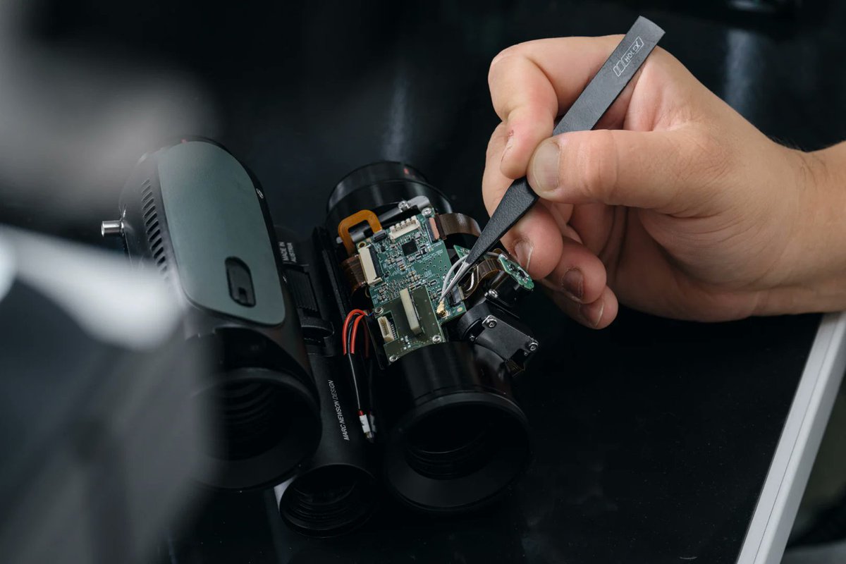 SwarovskiOptik's tweet photo. How does the most essential piece of birding kit become smart?
The AX Visio is the world’s first AI-supported binocular, combining brilliant SWAROVISION quality with intelligent functions that make every sighting a very special experience.
https://t.co/MNZJ0eyKBy
#AXVisio https://t.co/6sJ295AtH5