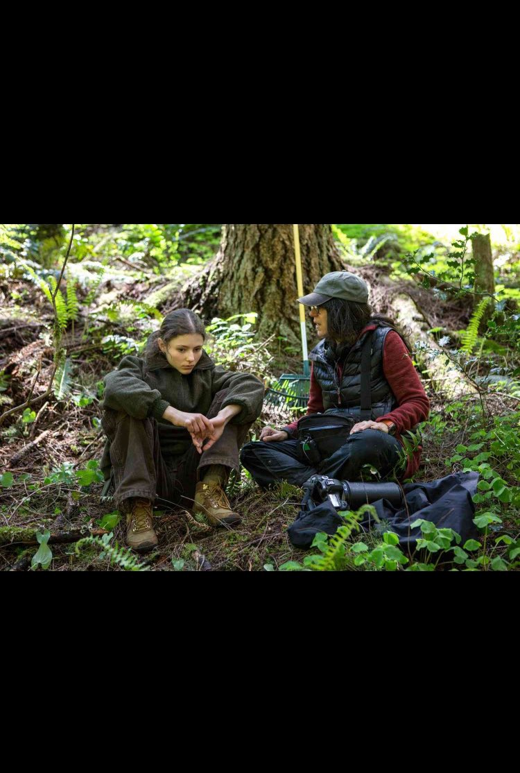 AhEminBulbul's tweet photo. Kitabımız Nika Yayınevi’den çıktı🌱🦋
Ben de Debra Granik’in İz Bırakma (Leave No Trace, 2018) filmi üzerine yazdım; kentin çevremizi saran ekolojiye, maddeye ve bedene gömülü bir inşa olduğuna inanarak. https://t.co/D04HWqlm8L