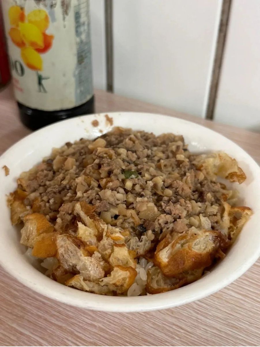 ChromiumLaban's tweet photo. 温州糯米饭由蒸熟的糯米，上面撒上油条碎末或油条块和肉末汤组合而成的，如果再配上一碗蛋浆，就更完美啦~ https://t.co/qLQDKqFpaz