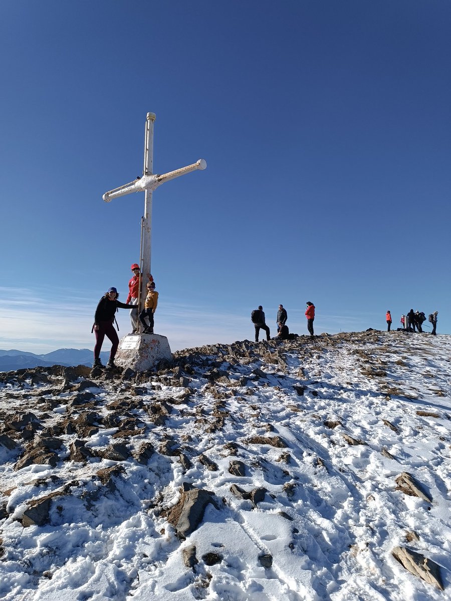 GPorqueres's tweet photo. El Taga (2.040m) des de l'església romànica de Sant Martí d'Ogassa (1.340m).
700m de desnivell +, que per un infant una mica acostumat a caminar, ho fa en un 3 i no res.🥾👨👩👧👦🏔️
#muntanyaAmbFamilia #MuntanyaAmbNens #AECReus #GEAMReus #FEEC #ExcursionismeInfantil https://t.co/fHkNQeIzLG
