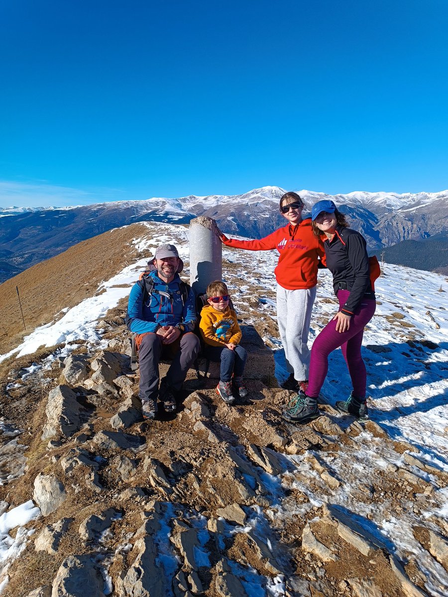 GPorqueres's tweet photo. El Taga (2.040m) des de l'església romànica de Sant Martí d'Ogassa (1.340m).
700m de desnivell +, que per un infant una mica acostumat a caminar, ho fa en un 3 i no res.🥾👨👩👧👦🏔️
#muntanyaAmbFamilia #MuntanyaAmbNens #AECReus #GEAMReus #FEEC #ExcursionismeInfantil https://t.co/fHkNQeIzLG