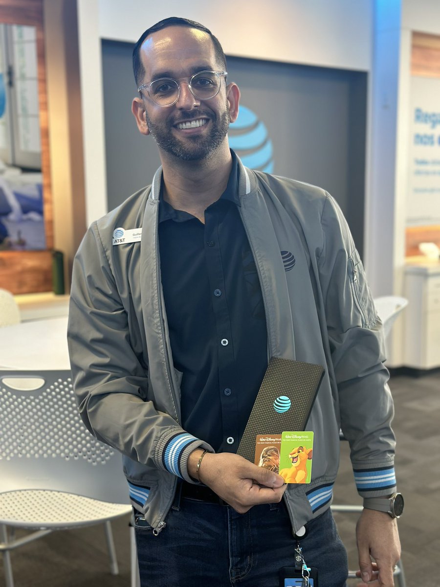 Guille_os5's tweet photo. A special day full of joy and Recognition from #TeamFuego. Now it's time to enjoy the magical world of #Disney !!Thank you @eniggemann, @josemTU, @DilmaZambrano_ and @christian_r0drz for the recognition and support for me.
#LifeAtt #One_Fla #TeamHeatWave https://t.co/pZ1DaNklaT