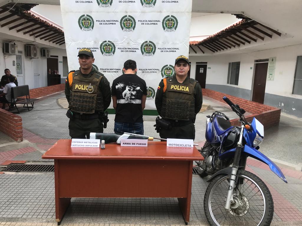 UnidosEnRegion's tweet photo. En la #Región🚔 📍En el municipio #SabanaDeTorres, @PoliciaStander a través de unidades @CarabinerosCol 🚔 mediante patrullaje de prevención y control, realizó la captura de un ciudadano por el delito de fabricación, tráfico y porte de armas de fuego. #SiemprePresentes https://t.co/65Vob4xA5h