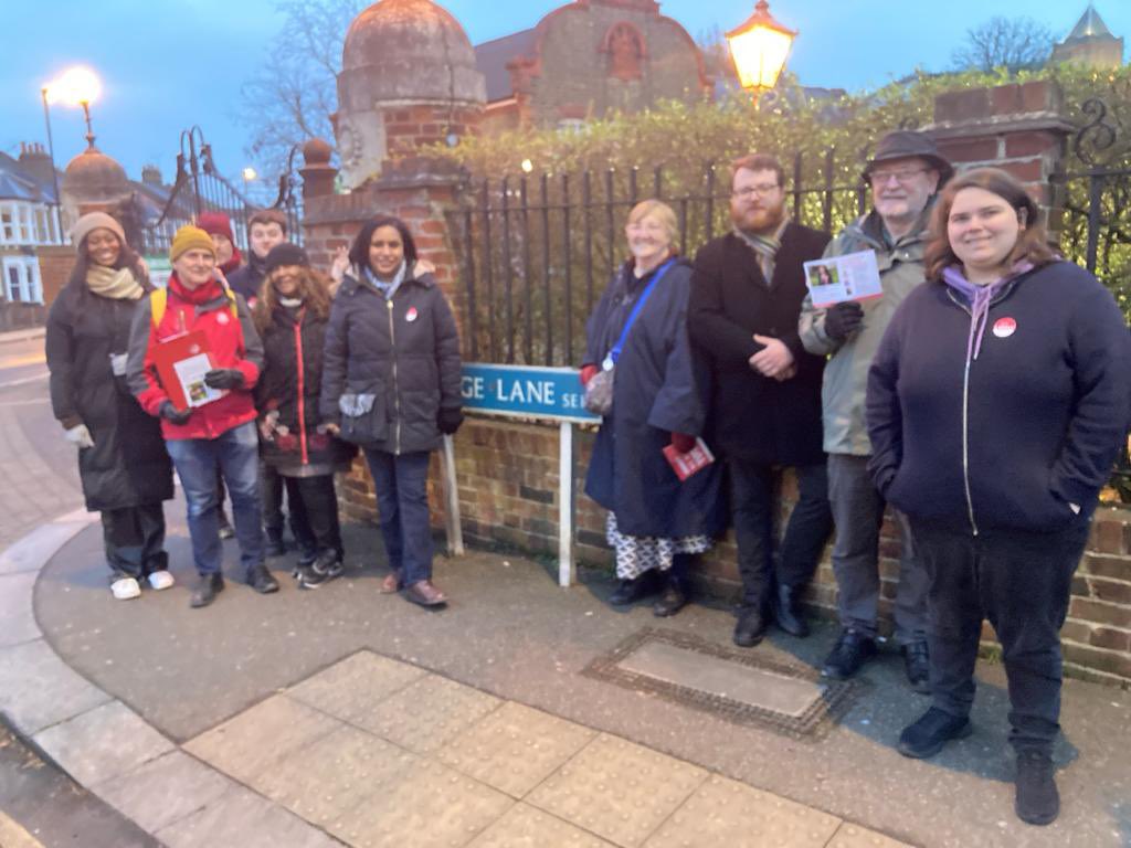 Chilly day on the #LabourDoorstep in #CatfordSouth and #HitherGreen today 🥶

While the weather might have been cold, we got a warm reception from residents who are ready for <a href="/UKLabour/">The Labour Party</a> in Westminster &amp; City Hall 🌹