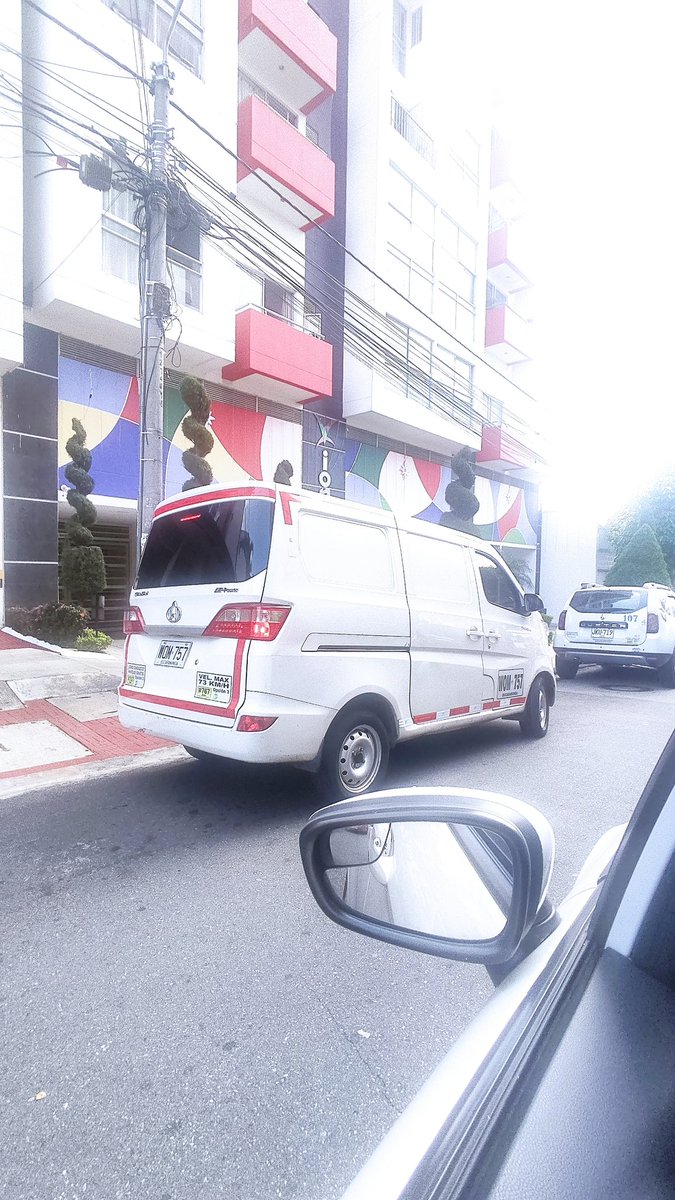 DIEGOYANKEE's tweet photo. @transitobucara @cebuenocad obstáculizando las vías de los parqueaderos de San Alonso! https://t.co/LZk6yLl07T
