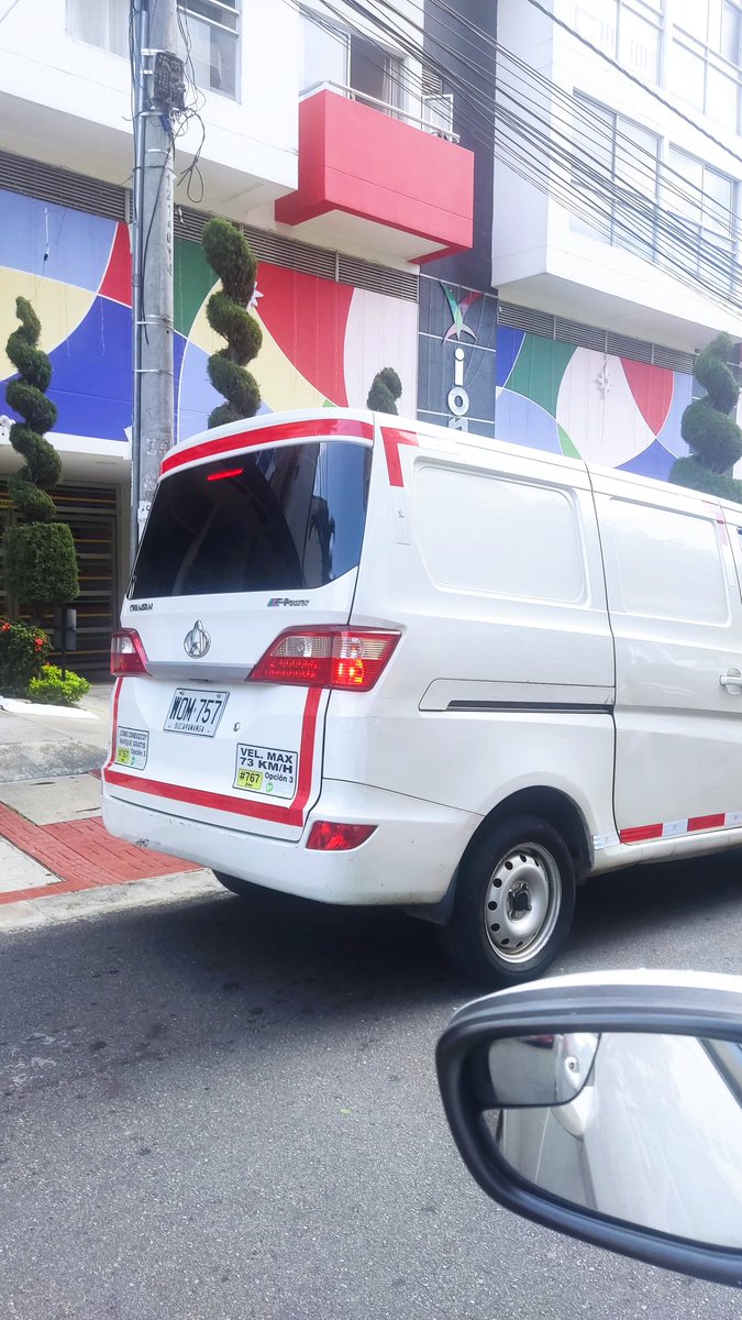 DIEGOYANKEE's tweet photo. @transitobucara @cebuenocad obstáculizando las vías de los parqueaderos de San Alonso! https://t.co/LZk6yLl07T