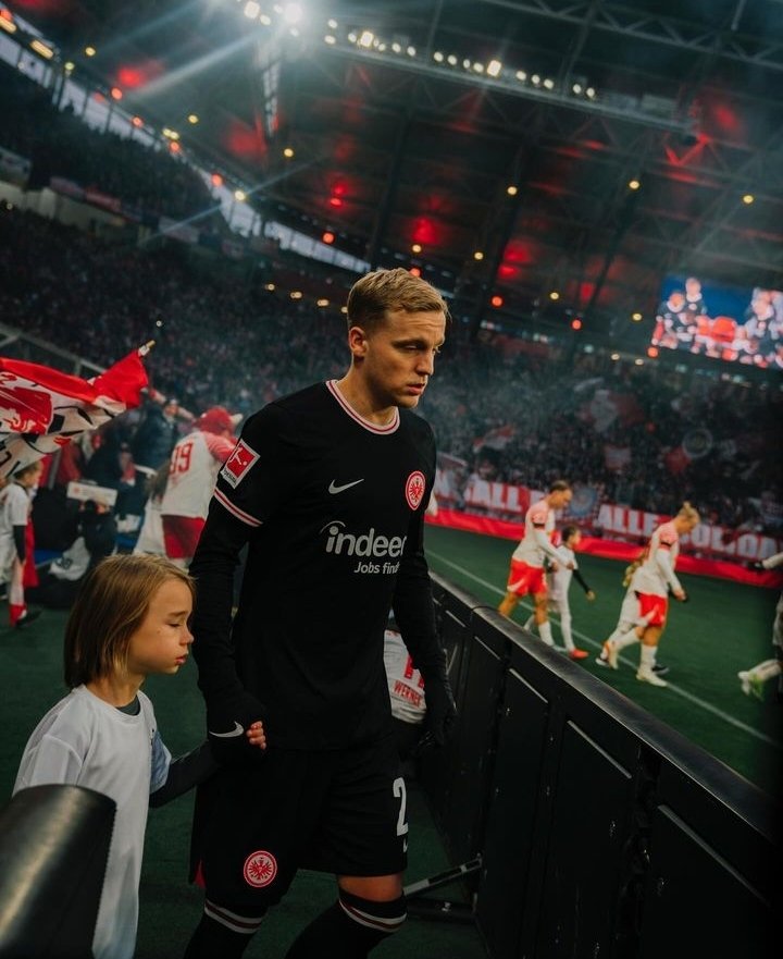 Utdtruthful's tweet photo. 🚨🇳🇱 Donny Van De Beek played 63 minutes today against RB Leipzig!

📲 via IG: "Happy to finish my debut with a win!" 😍🦅 https://t.co/Zmr8p86Syk
