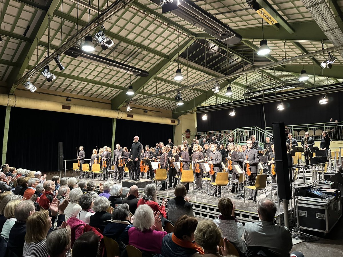 Eindrücke von der öffentlichen Generalprobe für das Benefizkonzert zum neuen Jahr mit @MBalanas und @conductorben. Für das Konzert morgen um 16.00 Uhr im Kurhaus Wiesbaden gibt es noch Karten an der Abendkasse. philharmonie-merck.de/konzerte/neuja…