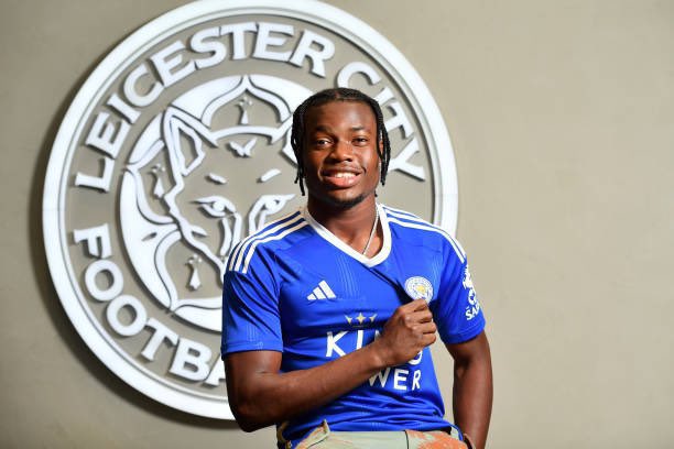 ActuFoot_'s tweet photo. La poisse pour Abdul Fatawu. 💀

Ayant refusé l'appel du Ghana 🇬🇭 pour la #CAN2023 , le joueur de Leicester a préféré rester en club pour ne pas perdre sa place !

Ce samedi, il écope d'un carton rouge et de 3 matchs de suspensions l'expulsant des terrains jusqu'au 10 février... la CAN finissant le 11. 😅